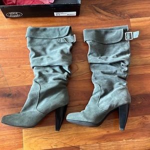 Steve Madden 8.5 Denvur Grey Suede Boots